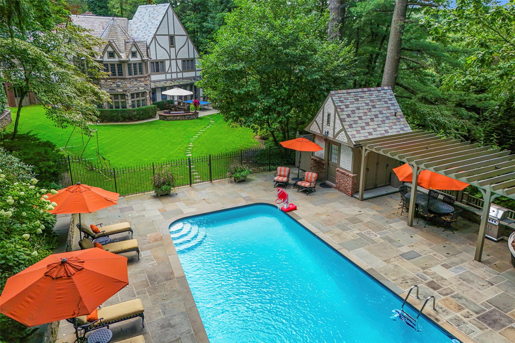 Murray Hill Road, Scarsdale, New York - 6 Bedrooms  
8 Bathrooms  
15 Rooms - 