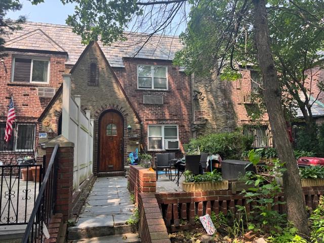 70 Street, Jackson Heights, Queens, NY - 3 Bedrooms  
2 Bathrooms  
6 Rooms - 