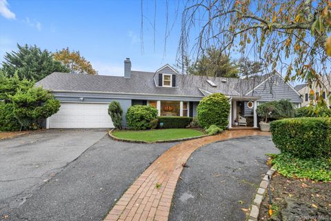 Photo of 1339 E Boxwood Drive E, Hewlett Harbor, NY 11557 (MLS # 928627)