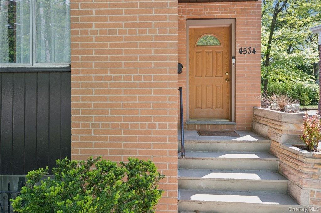 Photo of 4534 Henry Hudson Parkway, Bronx, NY 10471 (MLS # 995503)