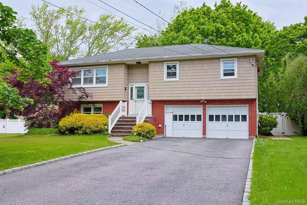 Photo of 9 Grossman Street, Melville, NY 11747 (MLS # 1006644)
