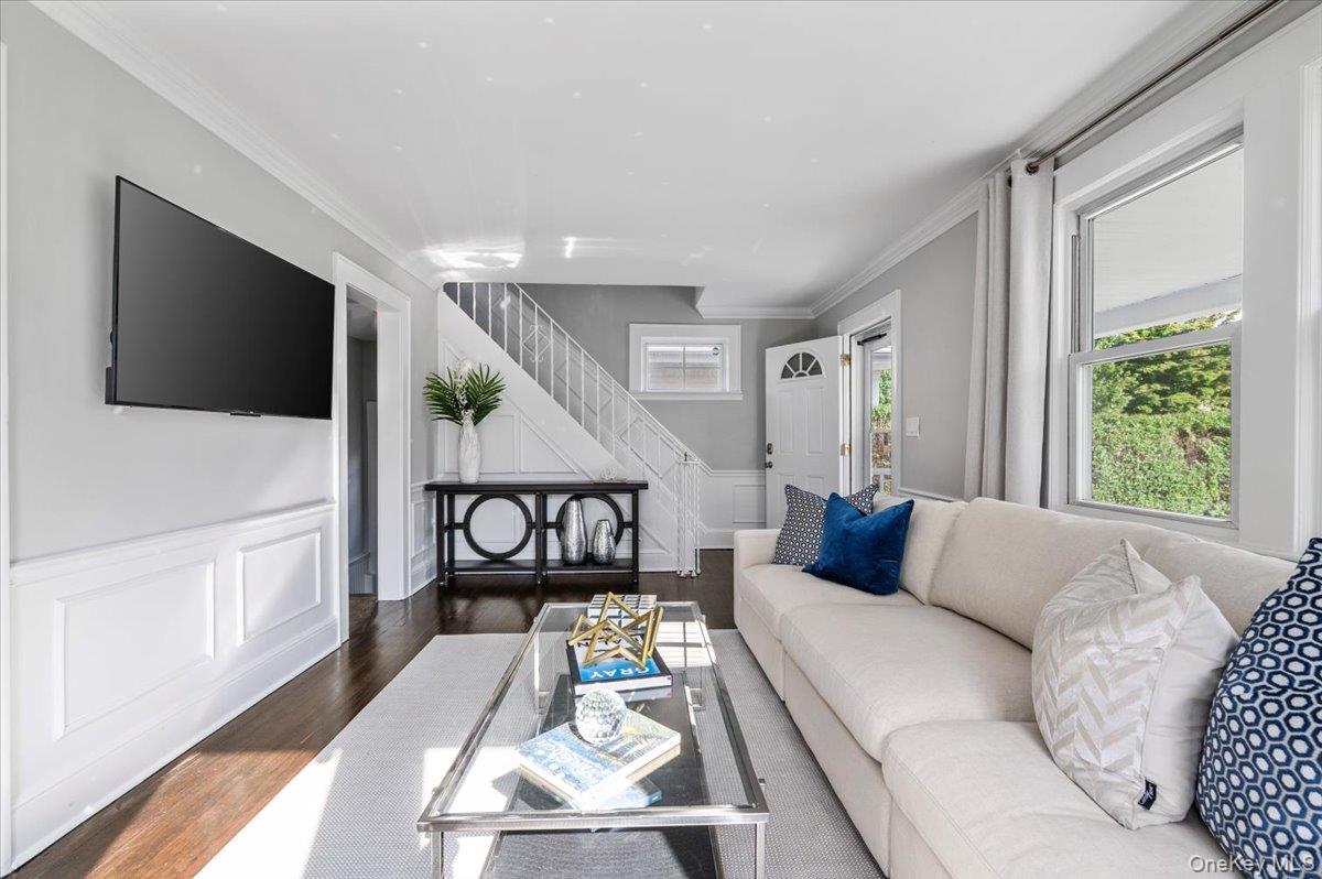 Port Washington, New York 11050, United States, 3 Bedrooms Bedrooms, ,1 BathroomBathrooms,Residential,Active,160813