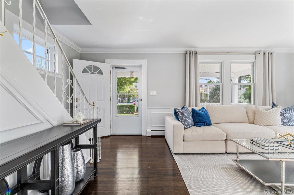 Port Washington, New York 11050, United States, 3 Bedrooms Bedrooms, ,1 BathroomBathrooms,Residential,Active,160813