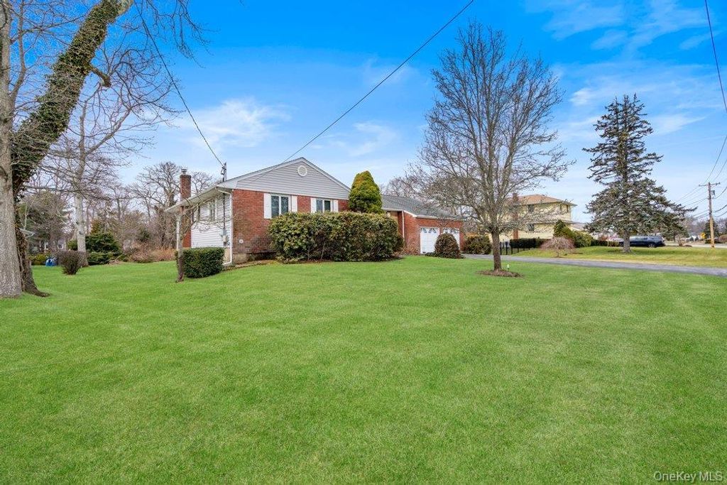 Photo of 848 Hampshire Road, Bay Shore, NY 11706 (MLS # 975119)