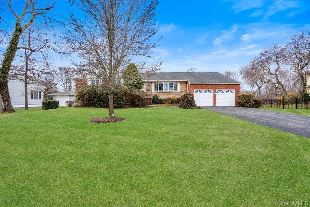 Photo of 848 Hampshire Road, Bay Shore, NY 11706 (MLS # 975119)