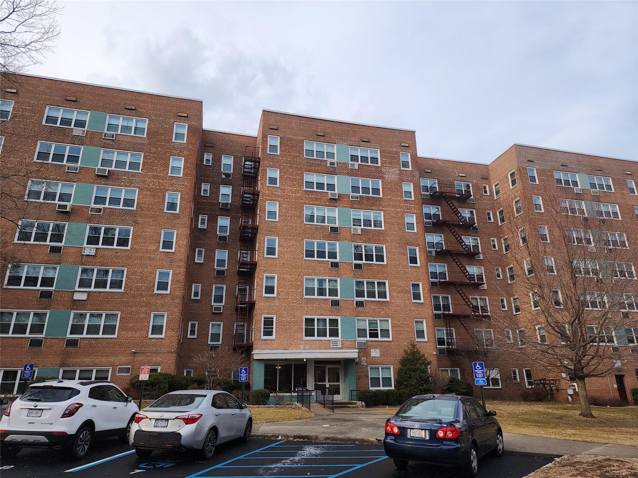 Dehaven Drive 4 D, Yonkers, New York - 2 Bedrooms  
2 Bathrooms  
5 Rooms - 