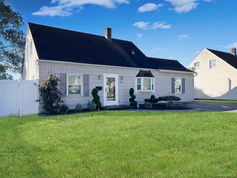 Photo of 62 Old Farm Road, Levittown, NY 11756 (MLS # 928999)