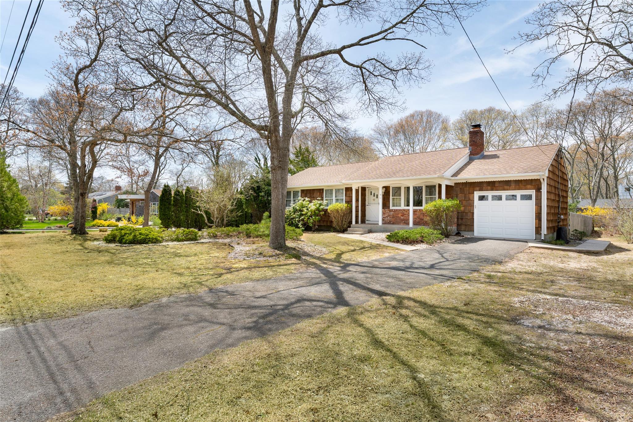 16 Middle Road, Hampton Bays, New York image 2