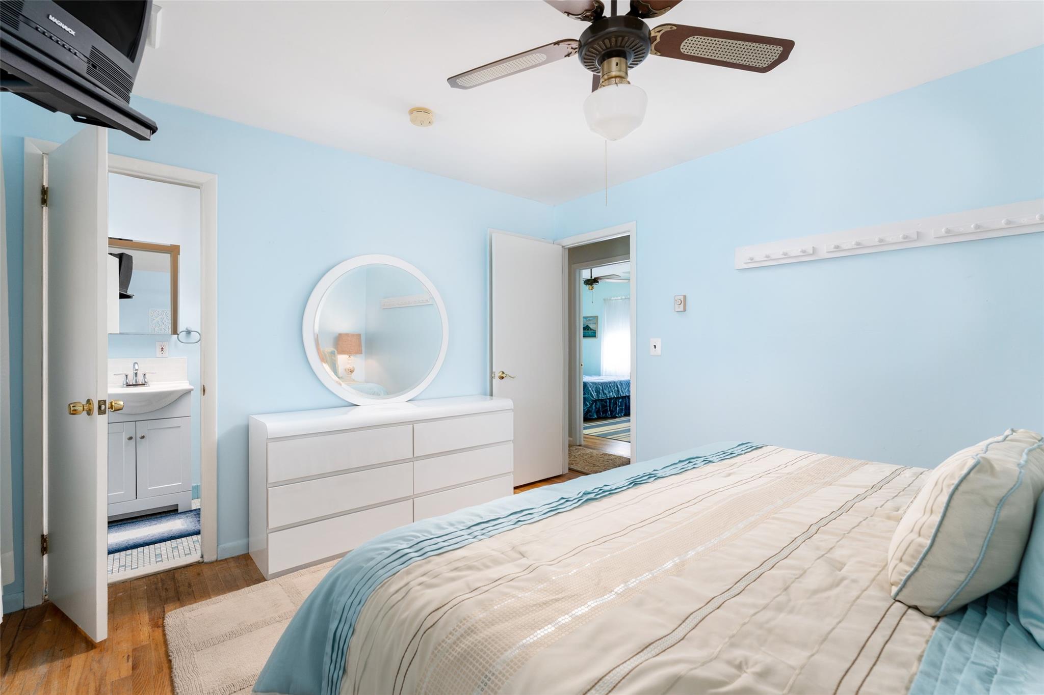 16 Middle Road, Hampton Bays, New York image 15