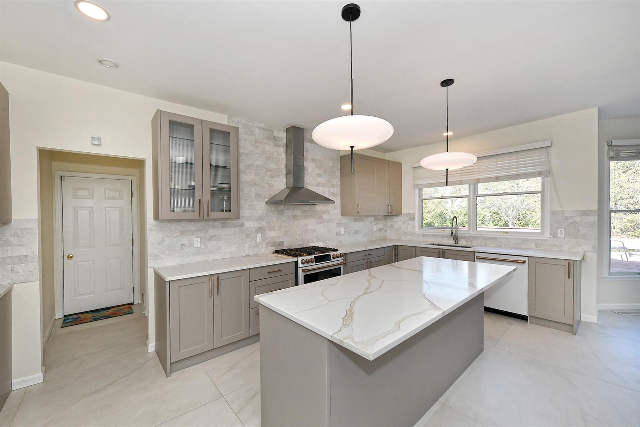 2 Honey Locust Court, Dix Hills, New York image 9
