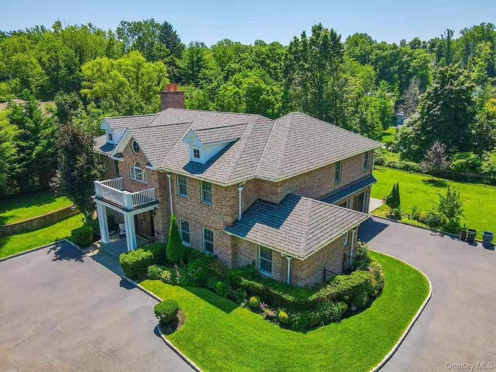 Photo of 640 Bryant Avenue, Roslyn Harbor, NY 11576 (MLS # 1021543)