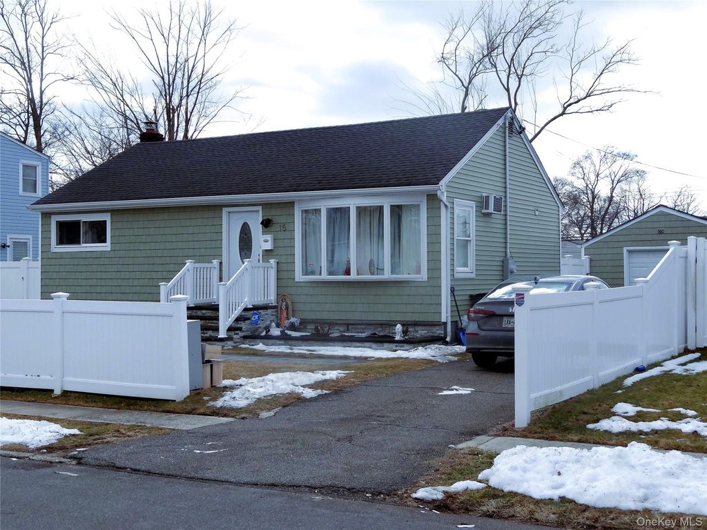 Photo of 15 Penndale Drive, Amityville, NY 11701 (MLS # 980746)