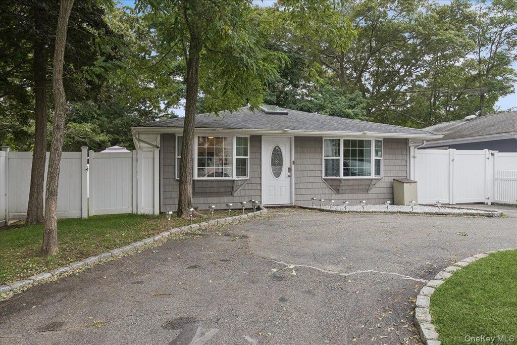 Photo of 7 Pinetree Drive, Shirley, NY 11967 (MLS # 927442)