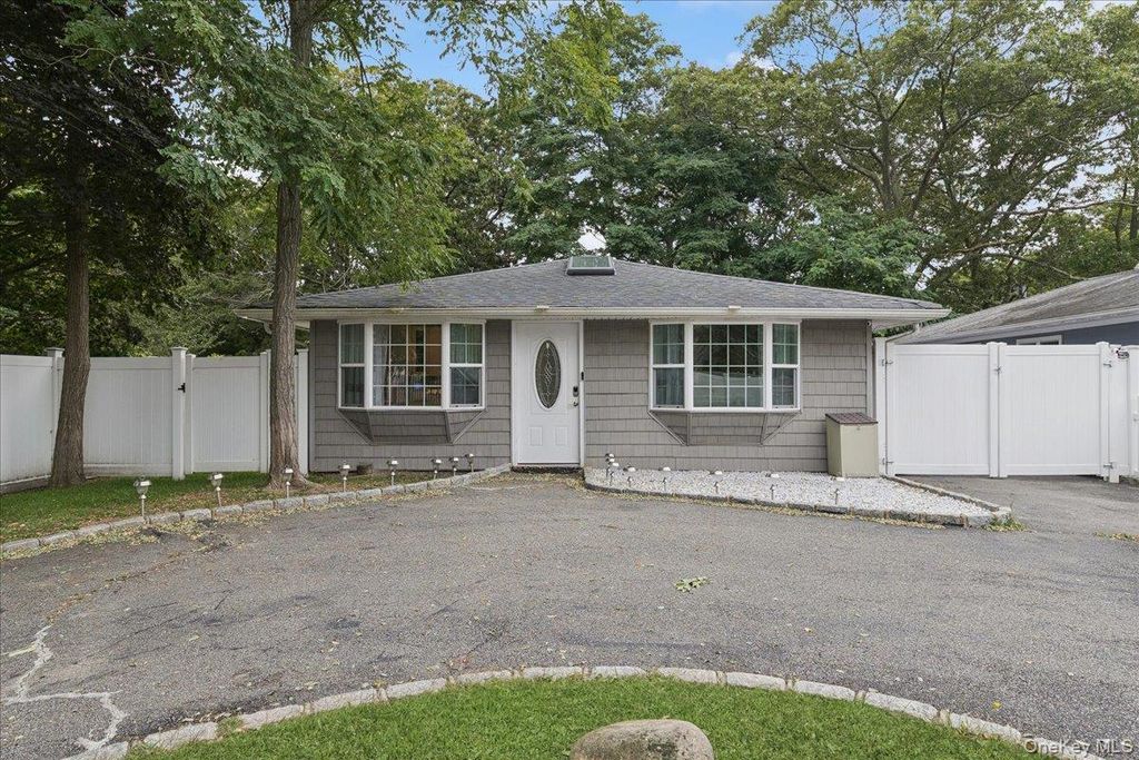 Photo of 7 Pinetree Drive, Shirley, NY 11967 (MLS # 927442)