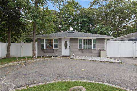 Photo of 7 Pinetree Drive, Shirley, NY 11967 (MLS # 927442)