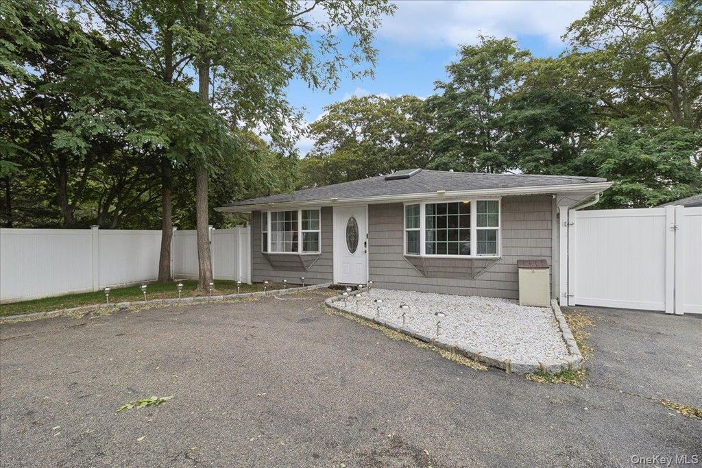 Photo of 7 Pinetree Drive, Shirley, NY 11967 (MLS # 927442)