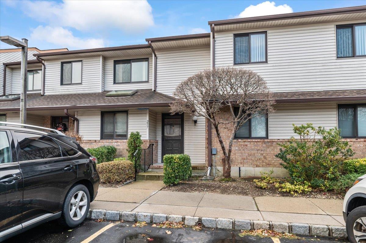 257 Aspen Court #257, Wantagh, New York image 1