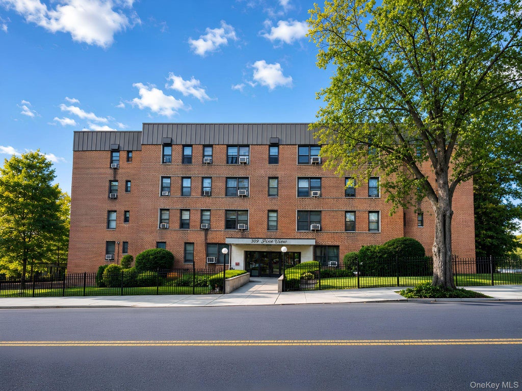Photo of 309 North Broadway #4K, Yonkers, NY 10701 (MLS # 983020)