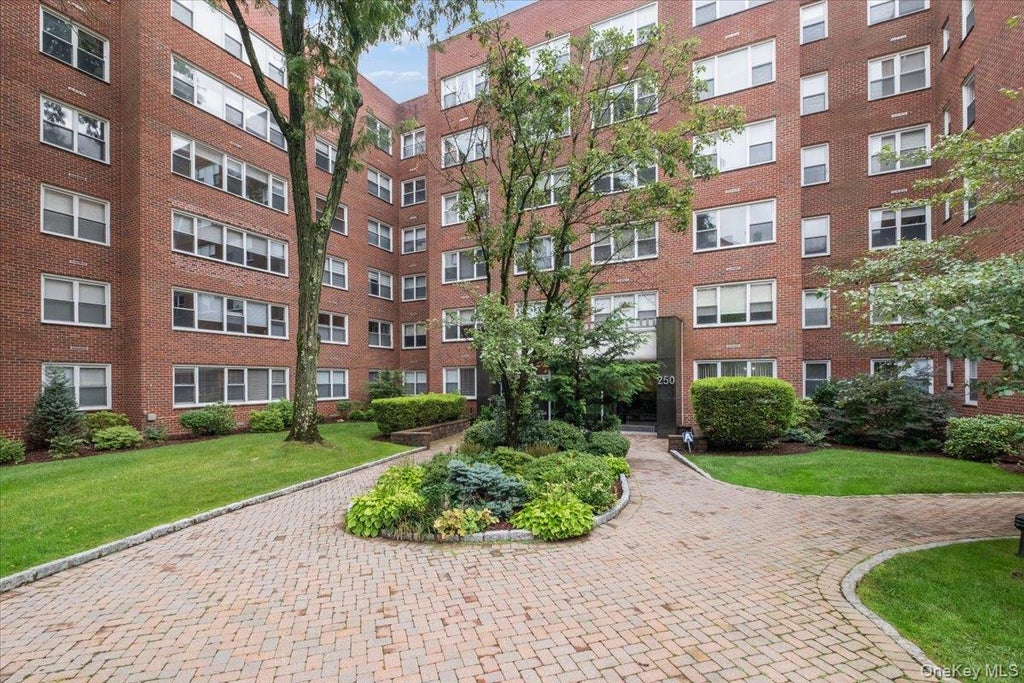Photo of 250 Garth Road #2E3, Scarsdale, NY 10583 (MLS # 1044211)
