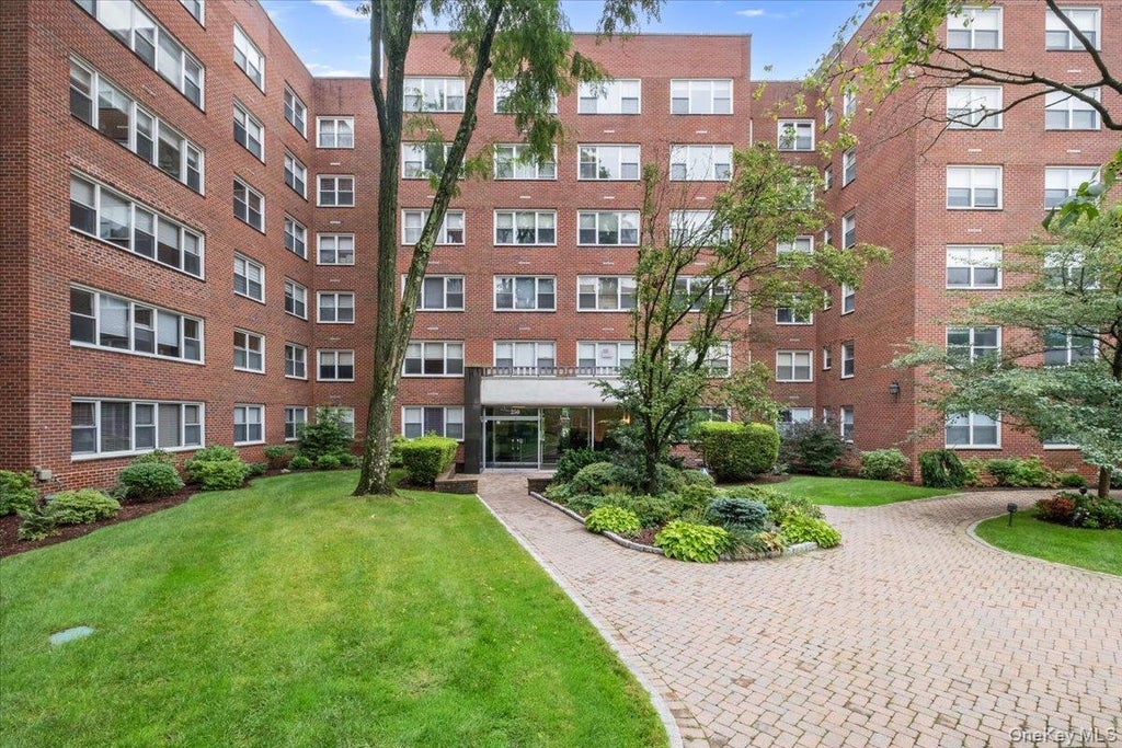 Photo of 250 Garth Road #2E3, Scarsdale, NY 10583 (MLS # 1044211)