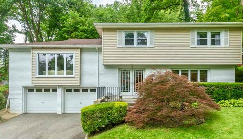5 N Ravine Road Great Neck NY 11023