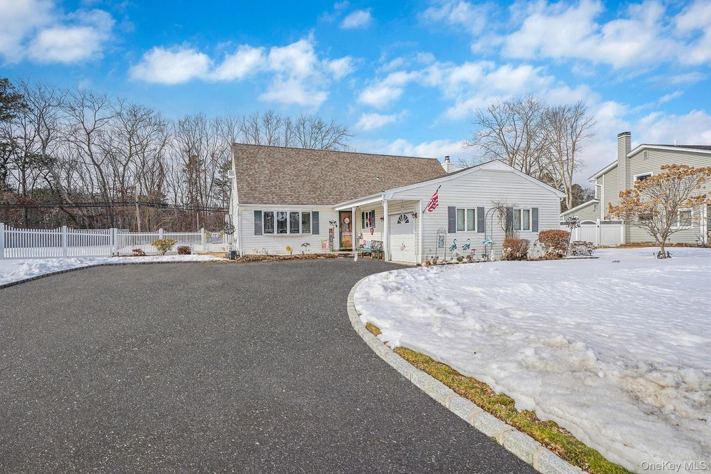 Photo of 158 Spiral Road, Holtsville, NY 11742 (MLS # 961837)