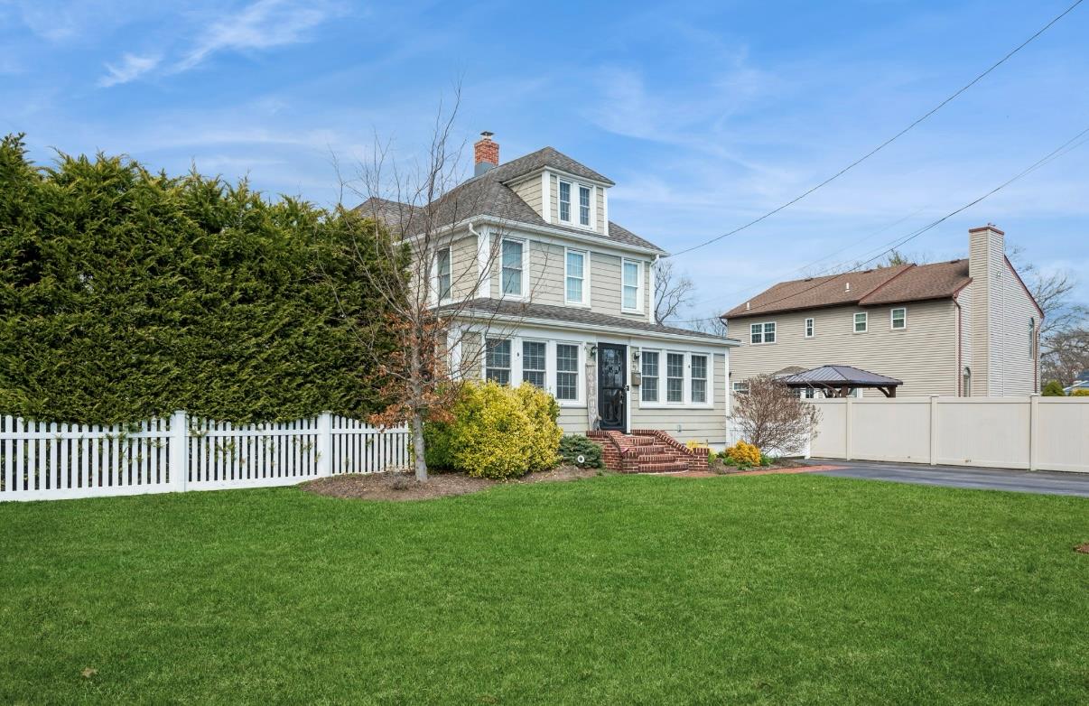 49 W Madison Street, East Islip, New York image 2