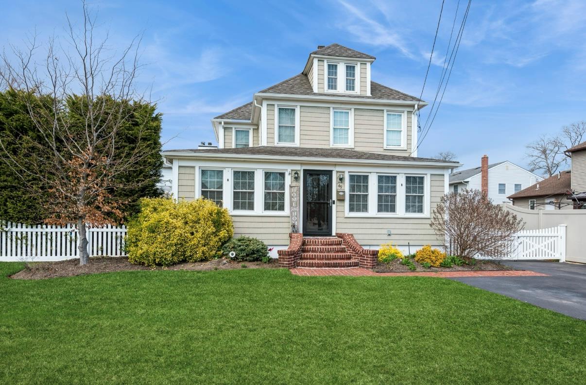 49 W Madison Street, East Islip, New York image 1