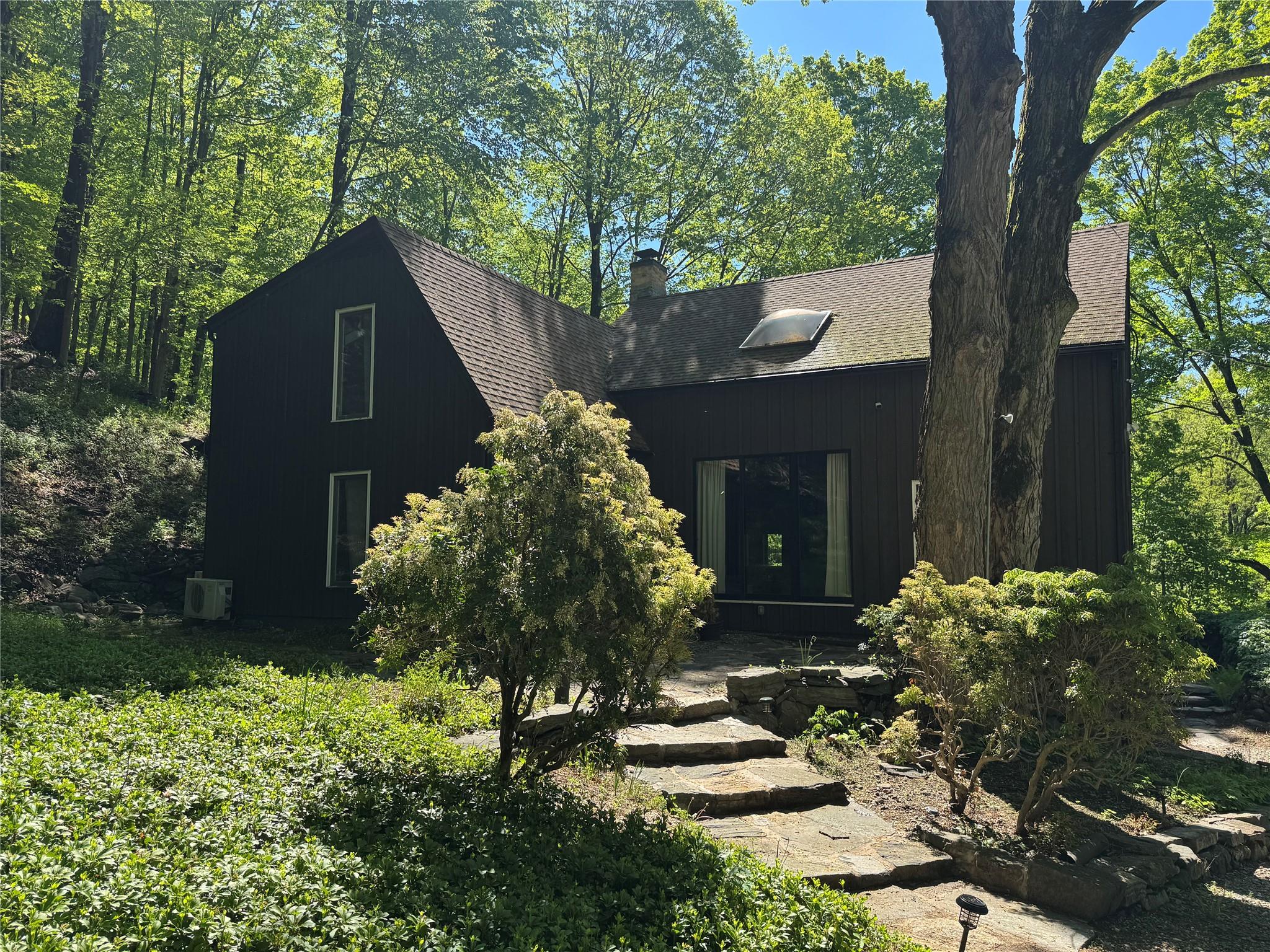 Chestnut Ridge Road, Bedford Corners, New York - 4 Bedrooms  
2 Bathrooms  
7 Rooms - 