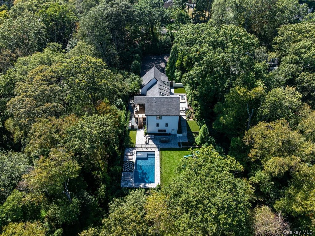 Photo of 20 Tall Tree Court, Cold Spring Harbor, NY 11724 (MLS # 915940)