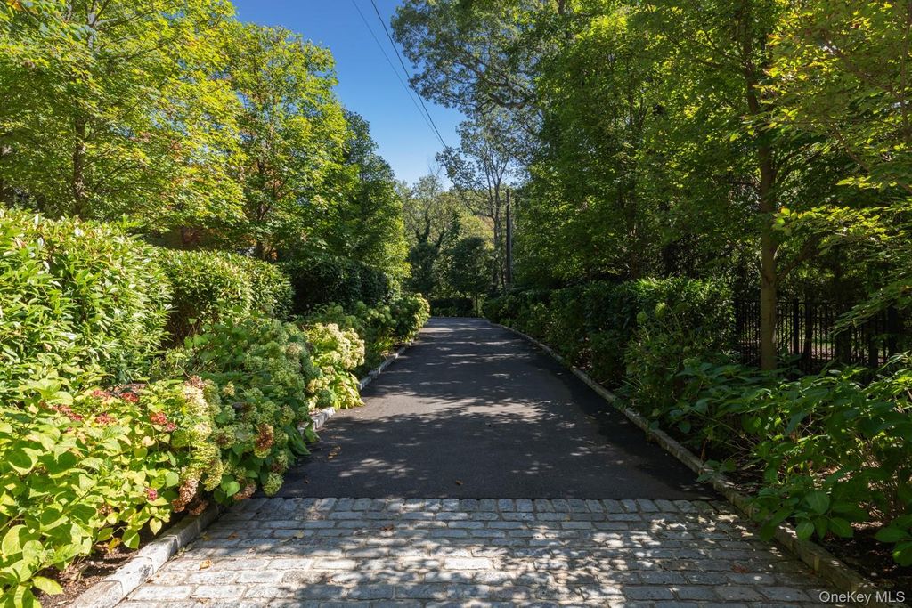 Photo of 20 Tall Tree Court, Cold Spring Harbor, NY 11724 (MLS # 915940)