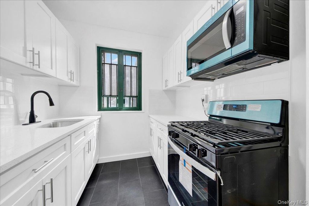 Photo of 1569 metropolitan Avenue #4g, Bronx, NY 10462 (MLS # 975238)