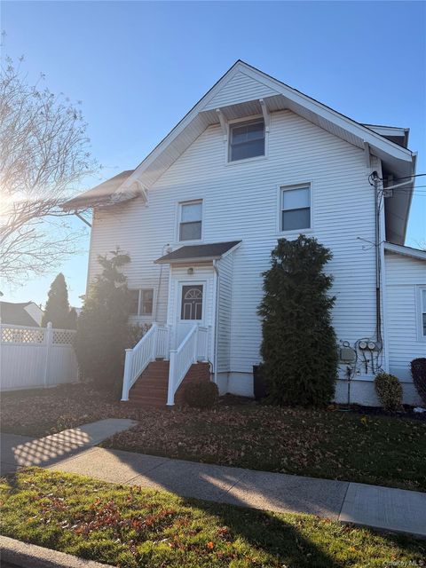 Photo of 65 W Windsor Parkway, Oceanside, NY 11572 (MLS # 939510)