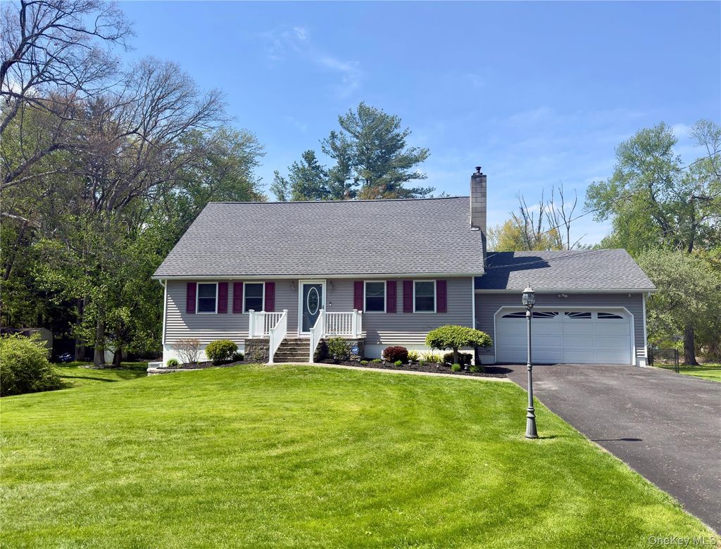 Photo of 9 Robert Drive, Hyde Park, NY 12538 (MLS # 995497)