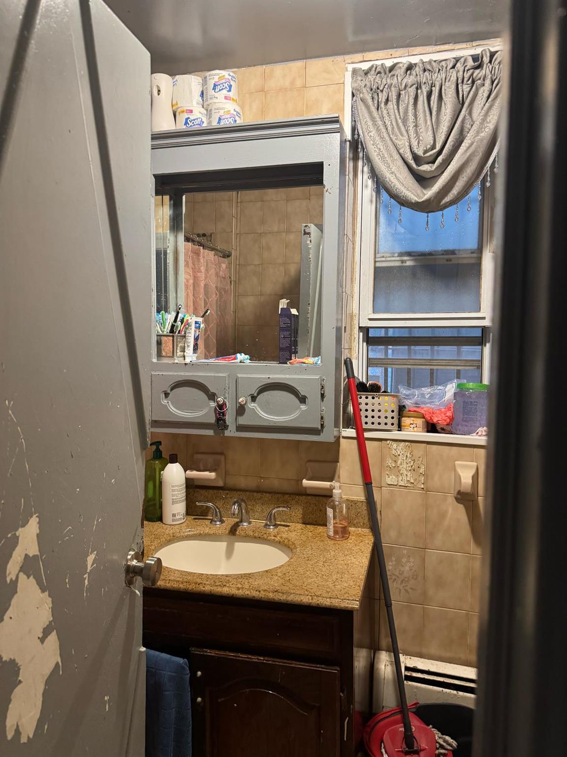 1242 Saint Lawrence Avenue