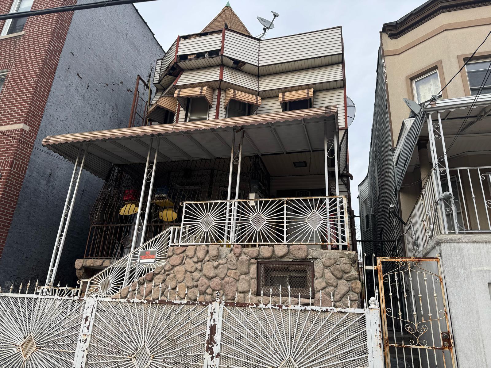 1242 Saint Lawrence Avenue