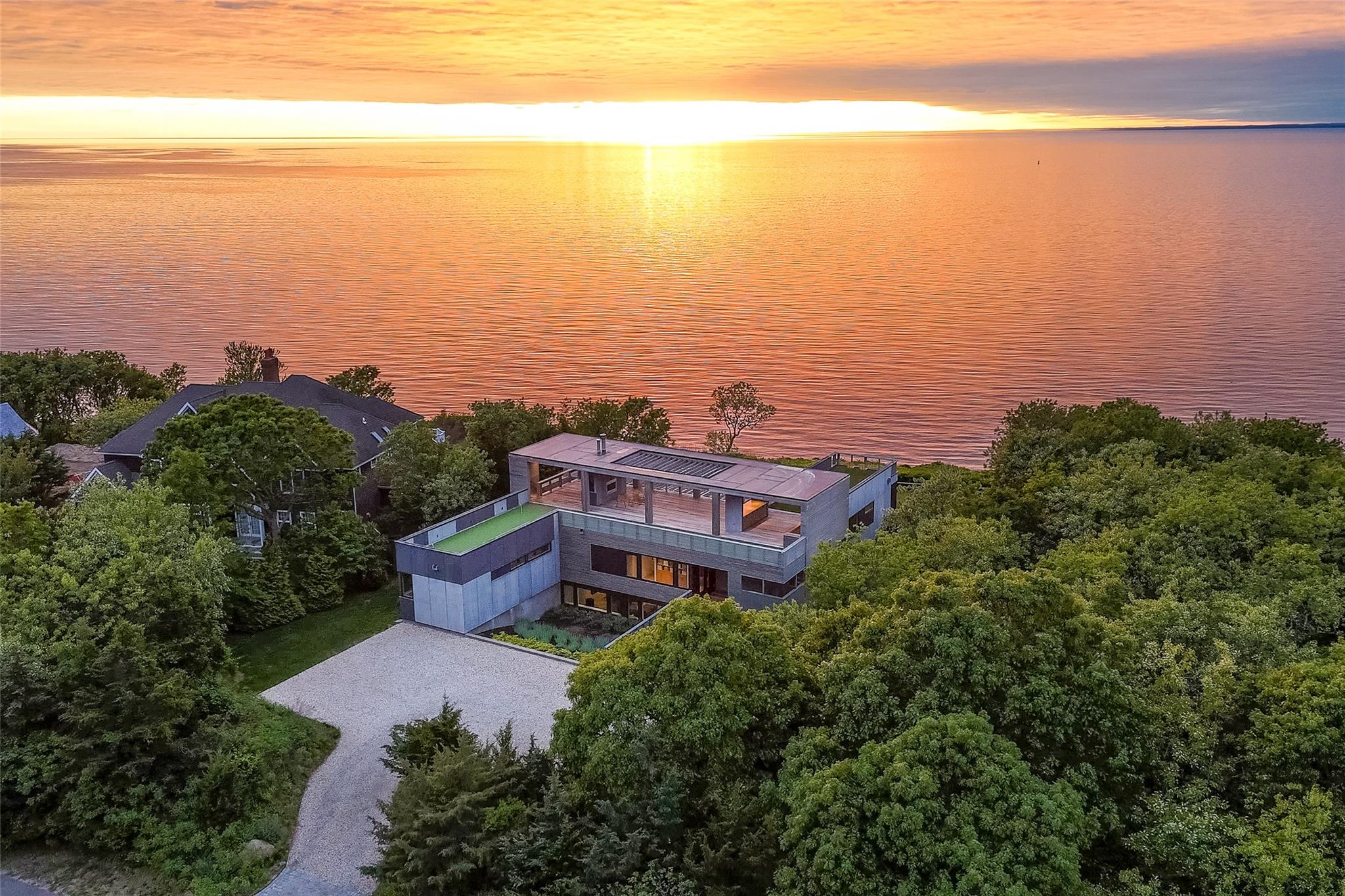 Lloyds Lane, Mattituck, Hamptons, NY - 4 Bedrooms  
5 Bathrooms - 