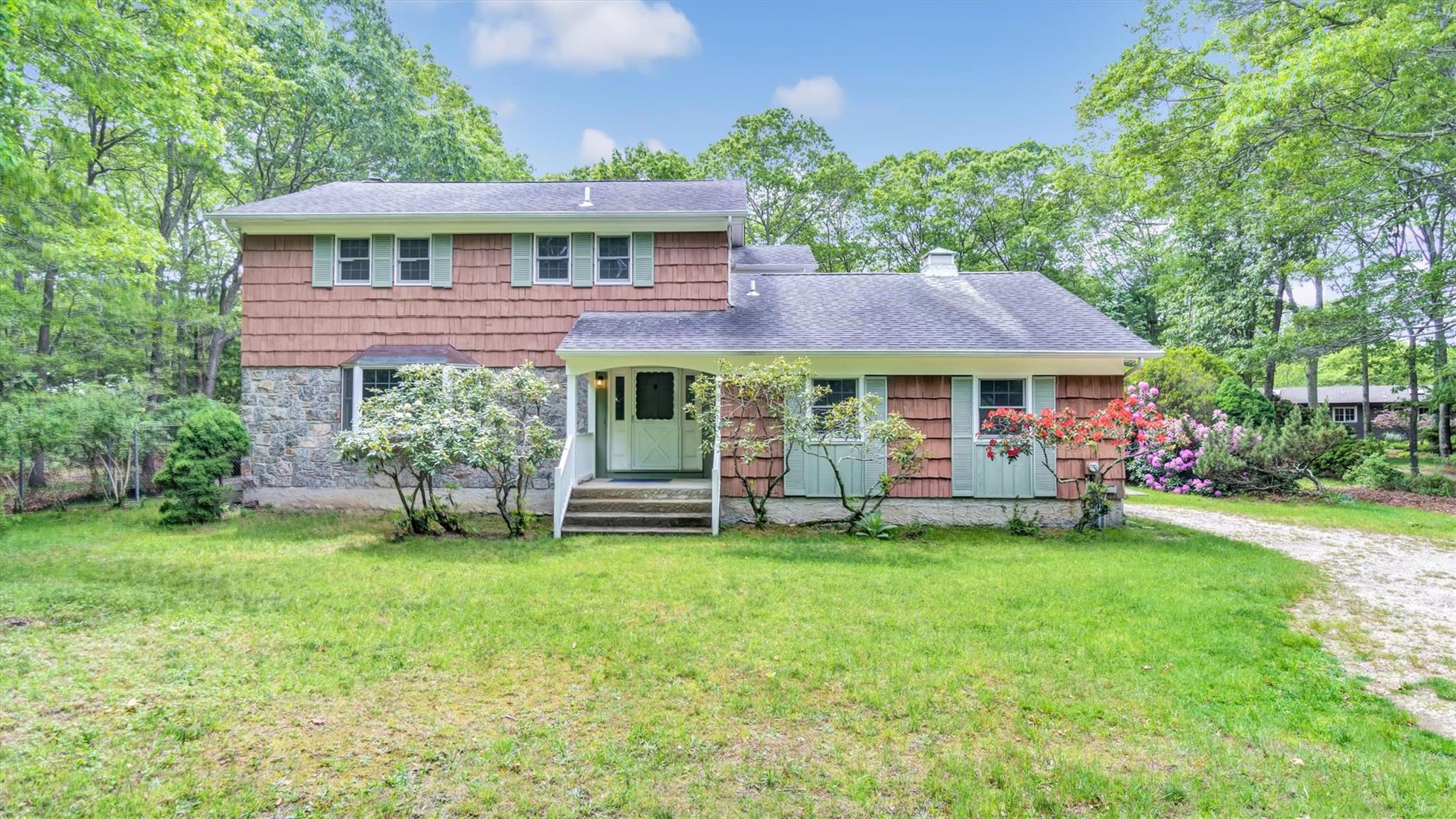 Old Squires Road, Hampton Bays, Hamptons, NY - 4 Bedrooms  
3 Bathrooms - 