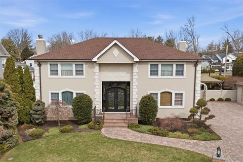 Homes For Sale - 2 Knoll Lane<br/> Glen Head, NY 11545