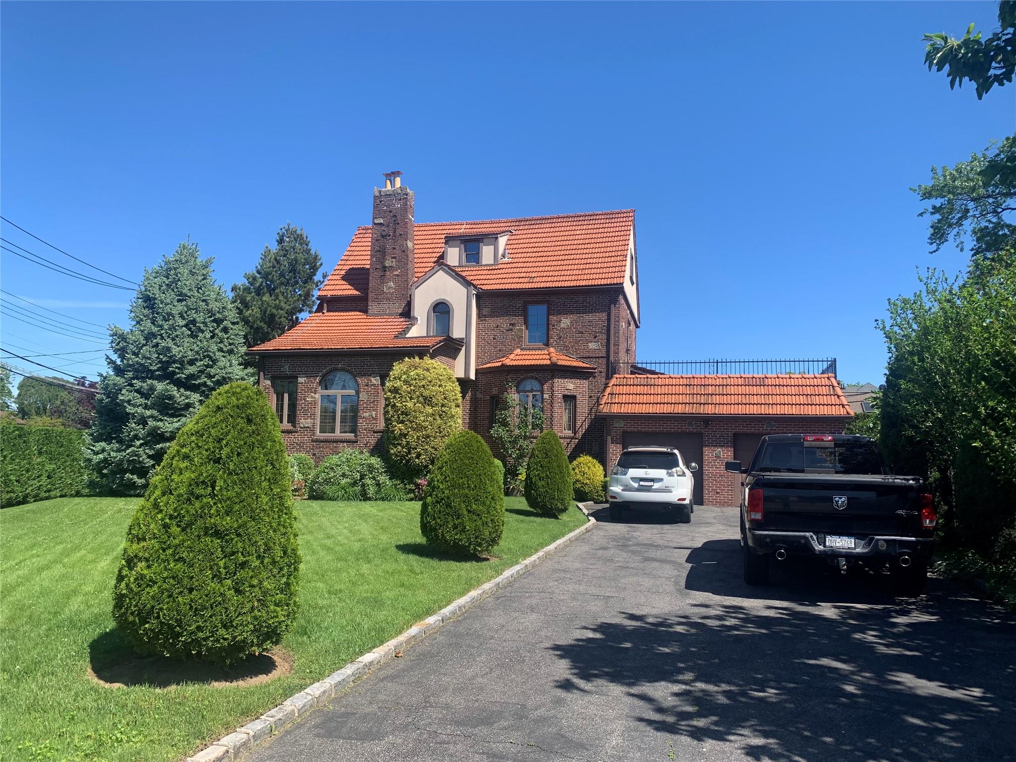 Malba Drive, Malba, Queens, NY - 4 Bedrooms  
3 Bathrooms  
10 Rooms - 