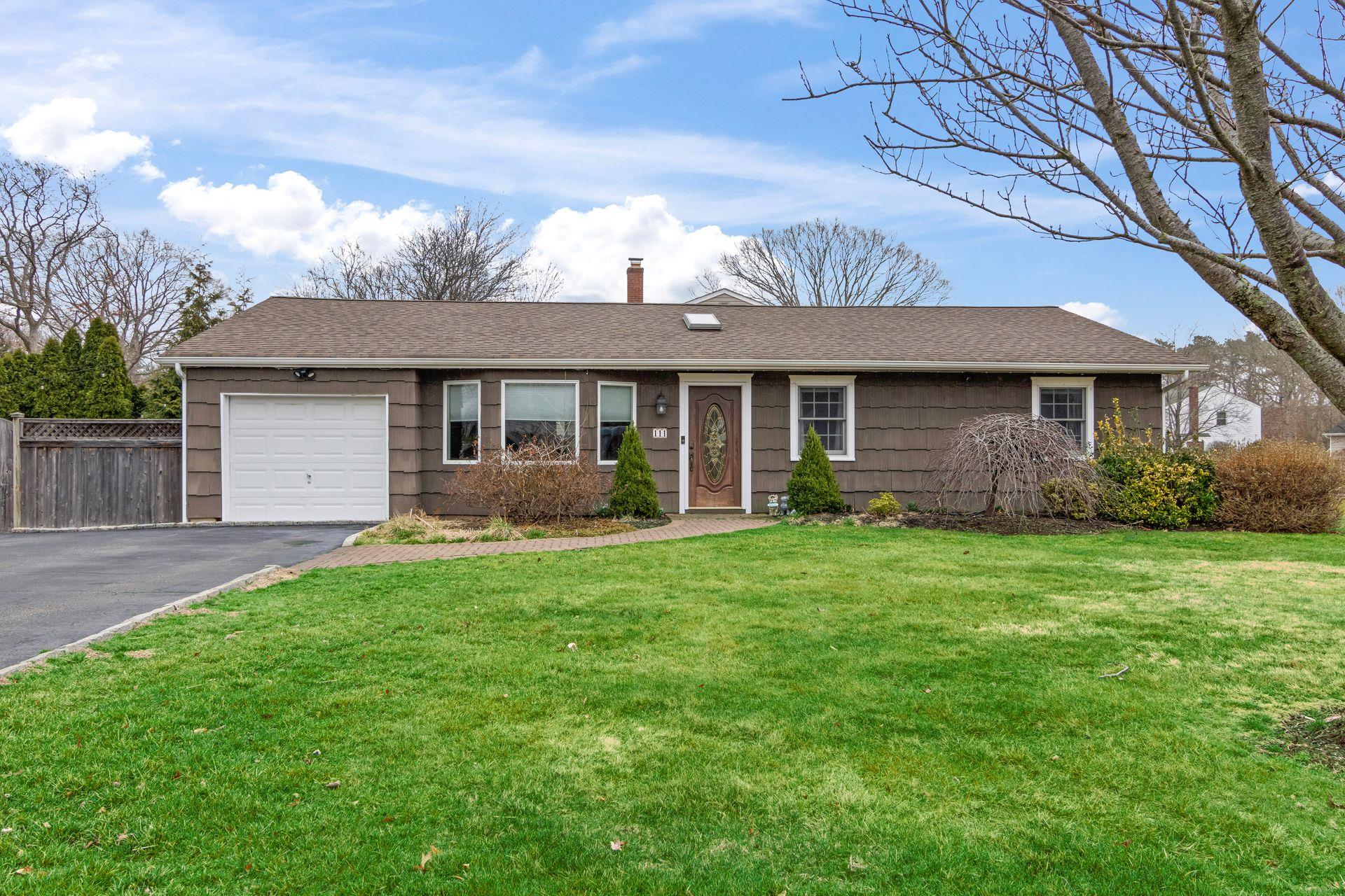111 S Hillside Avenue, Nesconset, New York image 1