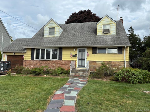 Homes For Sale - 933 Maple Lane<br/> East Meadow, NY 11554