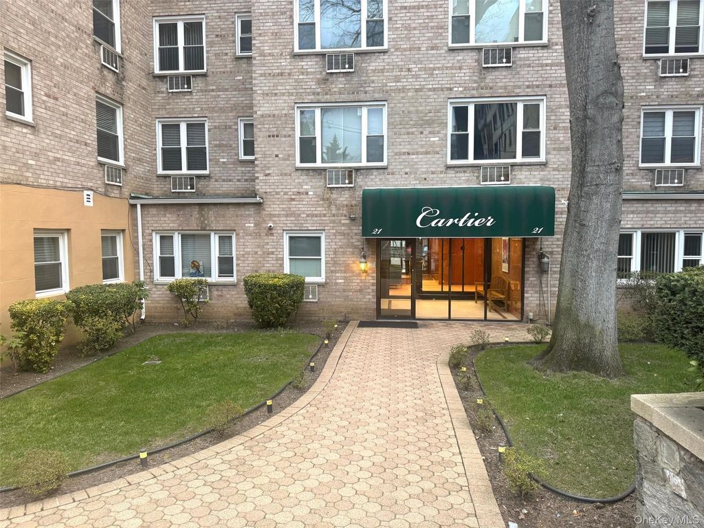 Photo of 21 Bond Street #3A, Great Neck, NY 11021 (MLS # 981762)