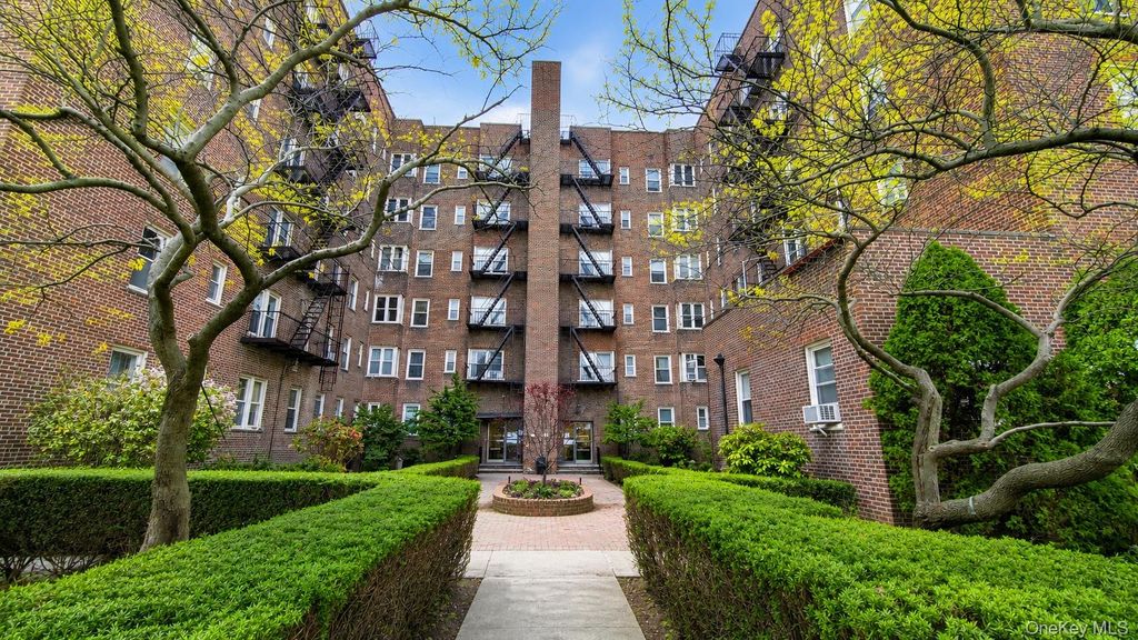 Photo of 84-49 168th Street #2V, Jamaica Hills, NY 11432 (MLS # 1019965)