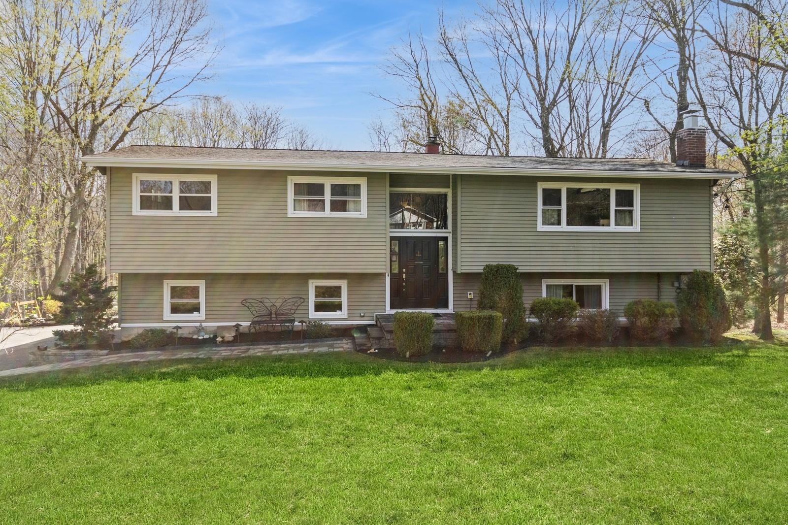 Overhill Road, Cortlandt Manor, New York - 3 Bedrooms  
3 Bathrooms  
9 Rooms - 
