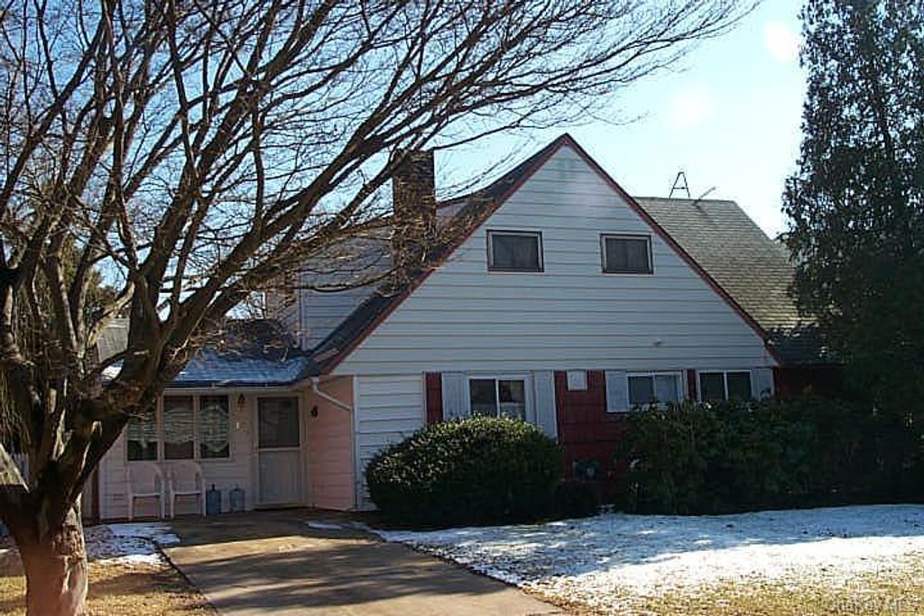 Photo of 15 Ponder Lane, Levittown, NY 11756 (MLS # 1000476)