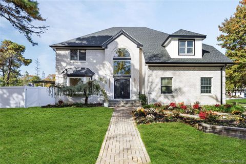 Photo of 21 Pine Edge Place, Dix Hills, NY 11746 (MLS # 929812) Photo of 21 Pine Edge Place, Dix Hills, NY 11746 (MLS # 929812)