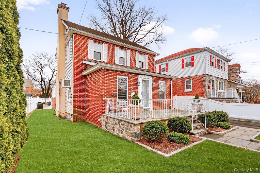 Photo of 3334 Country Club Road, Bronx, NY 10465 (MLS # 1054478)