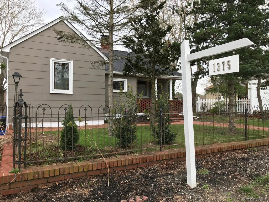 Photo of 1375 W Main Street, Riverhead, NY 11901 (MLS # 944406)