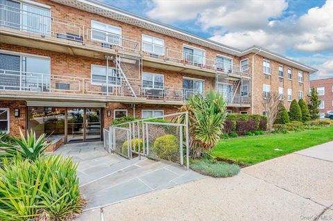 Photo of 90 S Park Avenue #C4, Rockville Centre, NY 11570 (MLS # 904210)